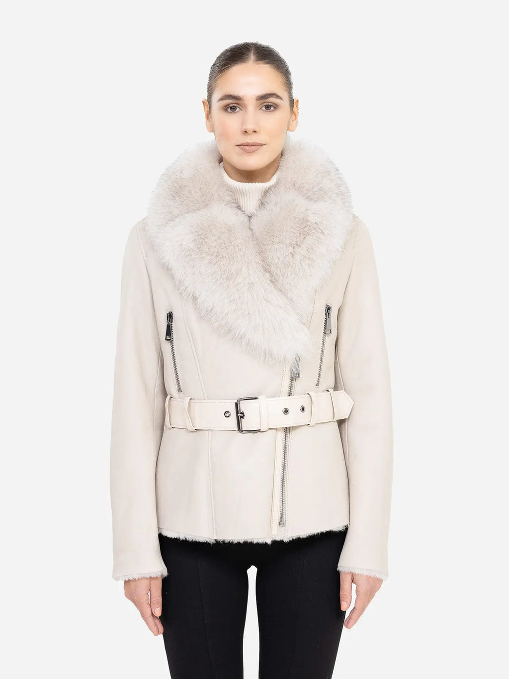 Woman wearing a cream-colored coat with fur collar on a white background Cuir Dimitri 