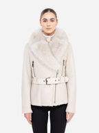 Woman wearing a cream-colored coat with fur collar on a white background Cuir Dimitri 