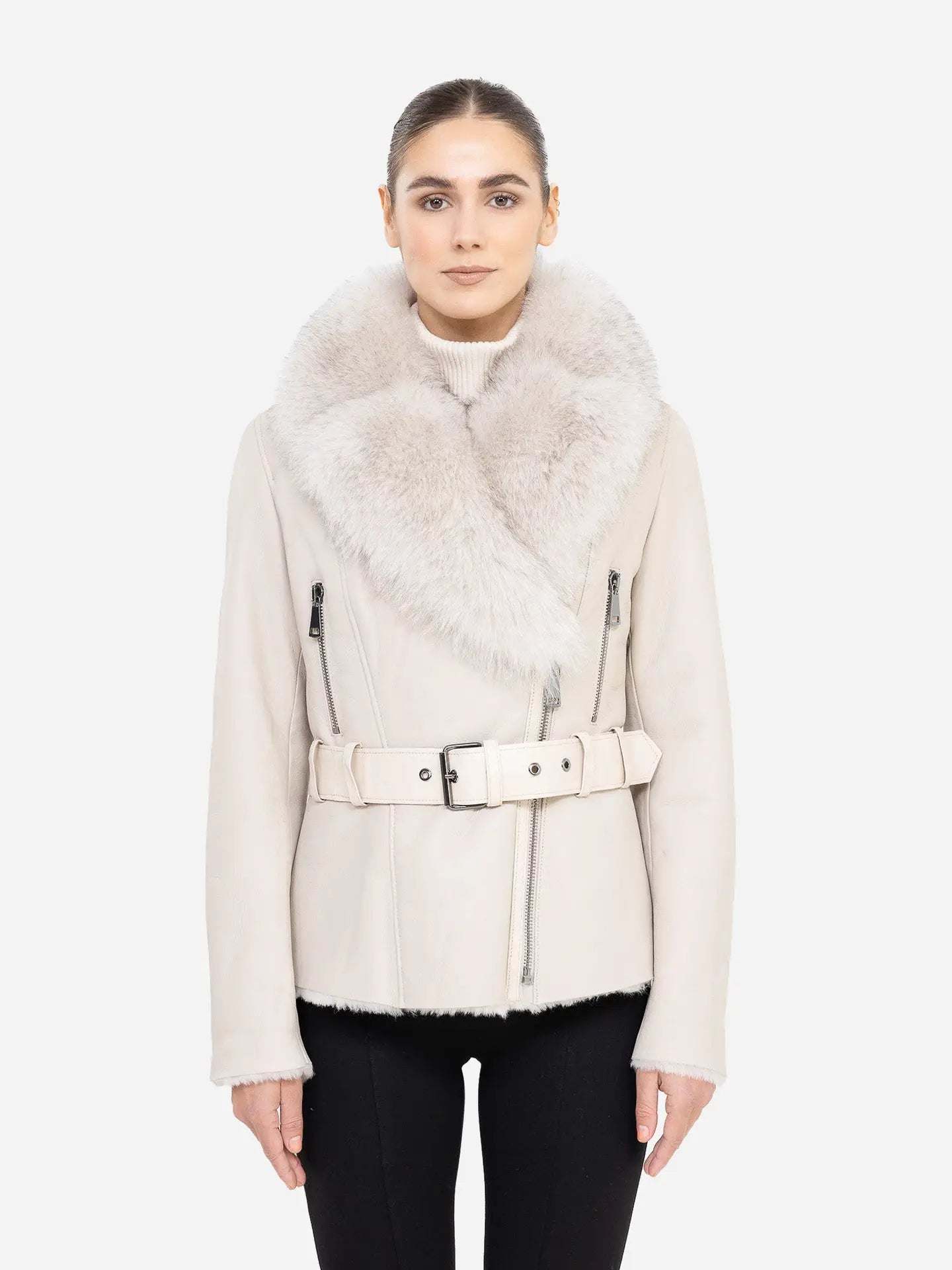 Woman wearing a cream-colored coat with fur collar on a white background Cuir Dimitri 