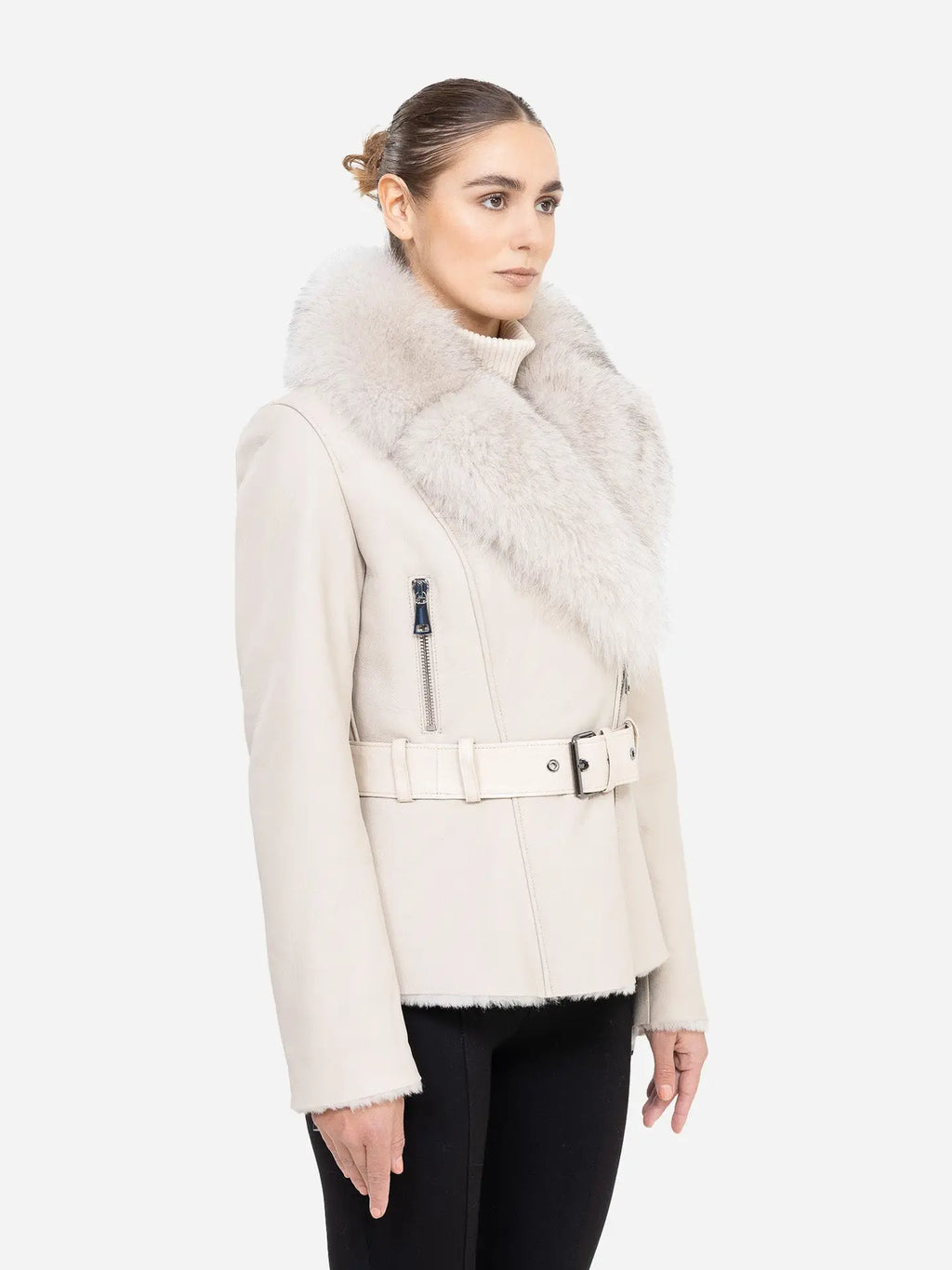 Woman wearing a cream-colored coat with fur collar on a white background Cuir Dimitri 