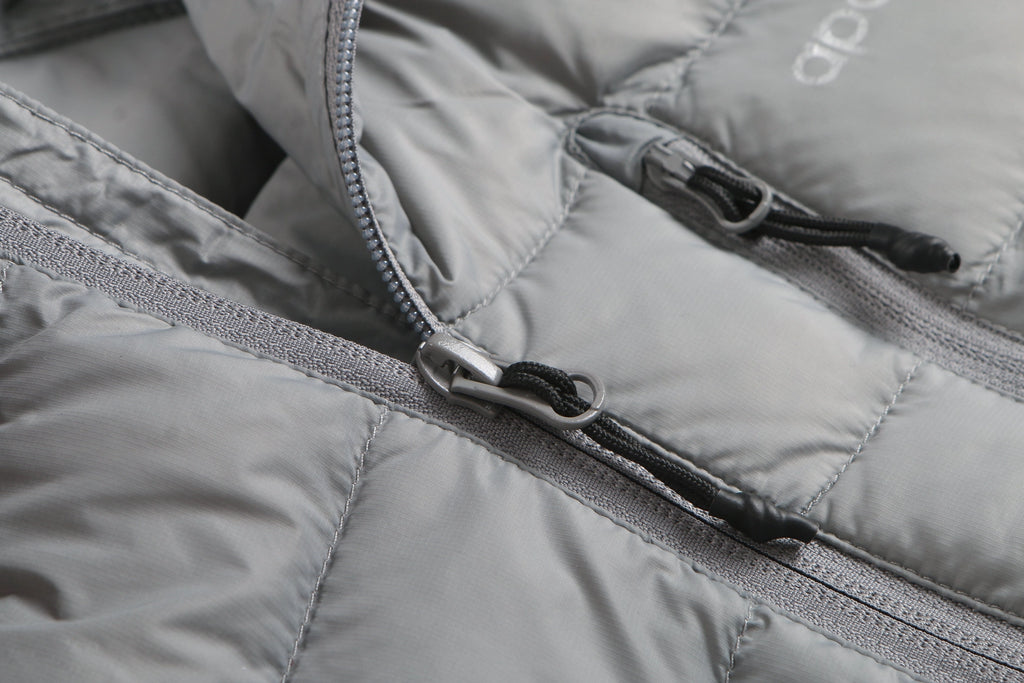 Close-up of a gray puffer jacket with a zipper Aparso