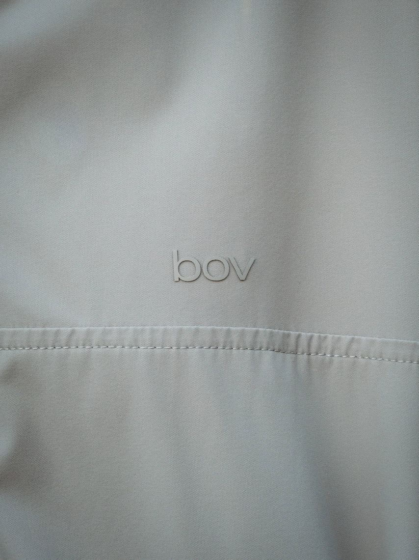 Close up of cloud grey BOV Active Mia half jacket and BA logo from the back
