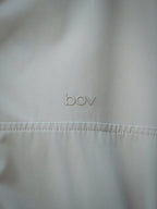 Close up of cloud grey BOV Active Mia half jacket and BA logo from the back