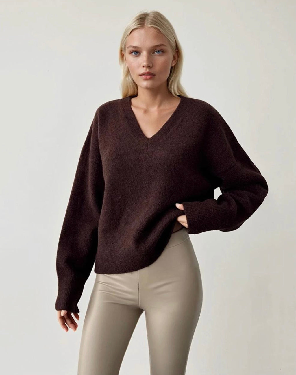Oversized V-neck plush knit sweater in brown – ANAZ
